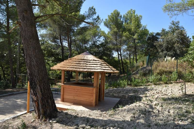 Aménagement extérieur de jardin avec conception de Pool House pour villa à Aix en Provence