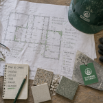 Curage batiment établi avec outils et matériaux retirés