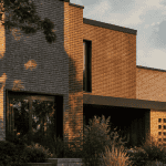 facade brique maison contemporaine en fin de journée
