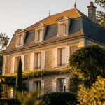 maison avec toit mansardé et lucarnes