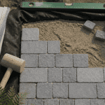 pose pavage dalle gris outils