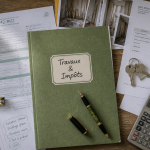 Travaux maison impots sur table avec documents fiscaux