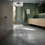 Douche sans paroi, salle de bains moderne, espace et lumière