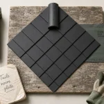 Tuile noire plate : échantillon toiture en terre cuite, béton ou ardoise