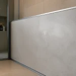 Panneaux d'habillage pour rénover sa salle de bains pas cher, posés sur carrelage existant
